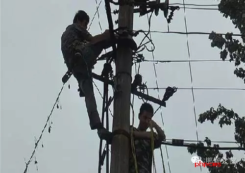 8月8日下午，邯臨路與高鐵橋交匯處北行200米燕莊村一名電工被困在電線桿上，急需救援。接到報警的邯鄲消防華澤路中隊立即趕赴現(xiàn)場，消防官兵到達現(xiàn)場后，經(jīng)了解得知，該男子是一名電工，在電線桿上作業(yè)時不慎被電擊傷，意識清醒，但其右腿和右臂無法用力，導致無法從電線桿上下來。消防官兵經(jīng)過半個小時的緊張營救，最終將被困男子成功救下，并由現(xiàn)場120醫(yī)務人員送往醫(yī)院進行救治。