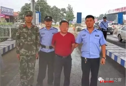 8月8日13時許，邯鄲大名李茂堤警務站民警，在一輛南樂開往龍王廟的公共汽車上，查獲一名無身份證男子。該男子自稱是龍王廟鎮(zhèn)人，在民警詢問下又改口稱是孫甘店鄉(xiāng)人，閃爍其詞、神色慌張。經(jīng)調(diào)查該男子叫朱某。于7月7日，在大名縣人民法院判決的一起民間借貸糾紛案中，犯罪嫌疑人朱某拒不履行法院判決。7月13日，大名縣公安局依法將該朱上網(wǎng)追逃。