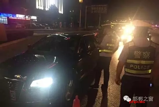 為保證奧運期間有一個良好的道路交通環(huán)境，針對疲勞駕駛、酒后駕駛等違法行為，邯鄲交警六大隊組織開展集中整治酒駕、醉駕專項行動。8月10日，交警六大隊出動警力130余名，出動警車15輛，設(shè)置執(zhí)勤卡點17處，從20時起至23時，在大隊轄區(qū)內(nèi)查獲了18個“酒鬼”以及涉牌涉證違法行為21起。當(dāng)晚，在中華大街水廠路口，有一輛車為了逃避檢查，還試圖倒車逃跑。